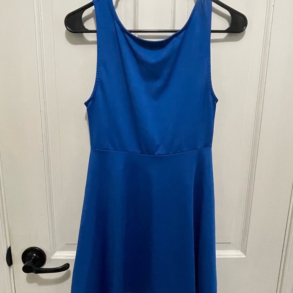 Short blue dress, small